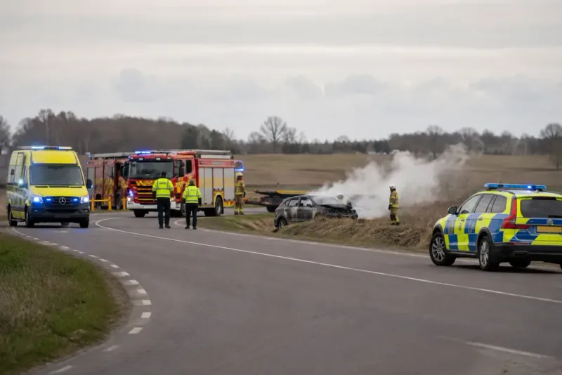 Allvarligt skadad efter bilbrand på riksväg 47