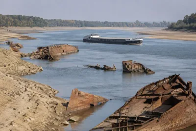 Krigsvrak begränsar trafiken när Donau når rekordnivåer