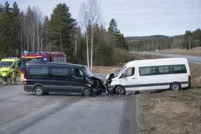 Fyra personer i frontalkrock mellan minibussar