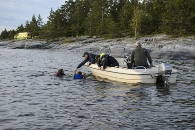 Två räddades efter fall från båt utanför Råneå