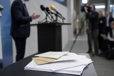 Dadgostar behåller förtroendet efter brev till terrordömd