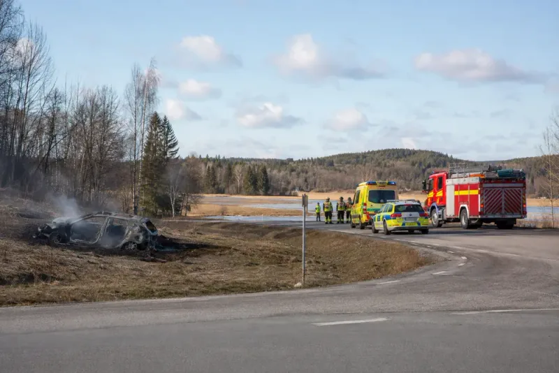 Man avled efter brinnande bilolycka på riksväg 47