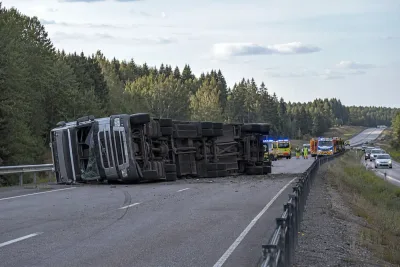 Vält långtradare stängde E4 norr om Gävle