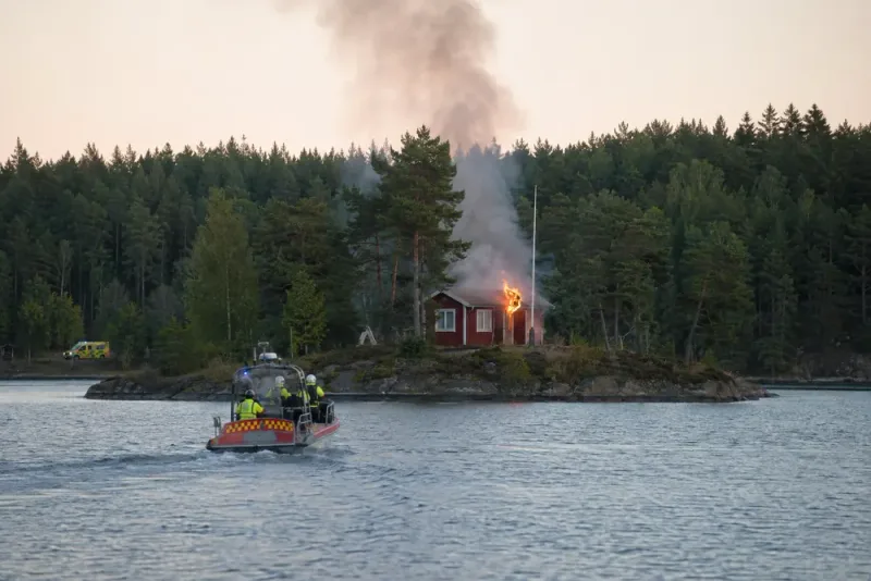 Brand bröt ut i sommarstuga på ö