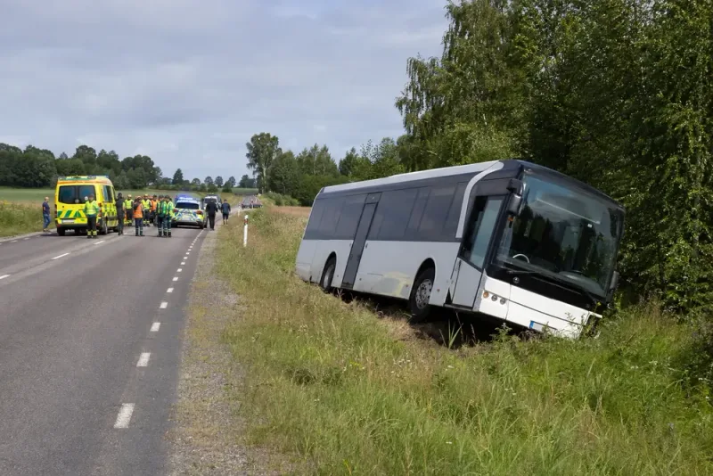 Flera skadade när buss körde av vägen