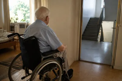 Rullstolsburen 90-åring isolerades under hissbyte