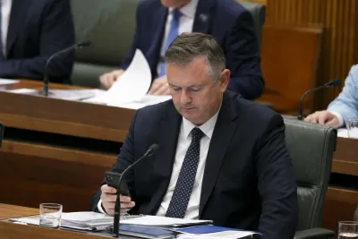 Mark Parton medger omtalat sms från utskottsmöte