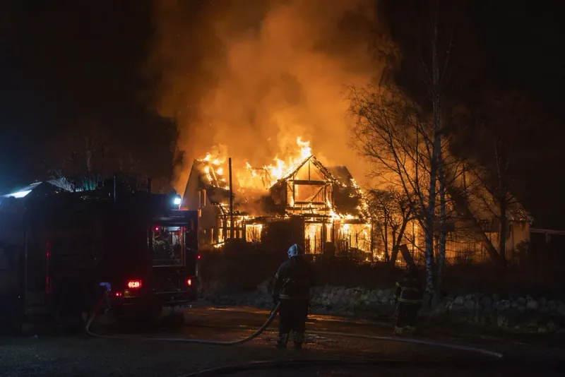 Villa övertänd i nattbrand utanför Åtvidaberg