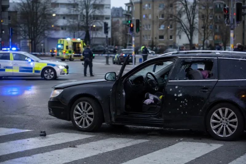 Barn opererat efter polisens skott under biljakt