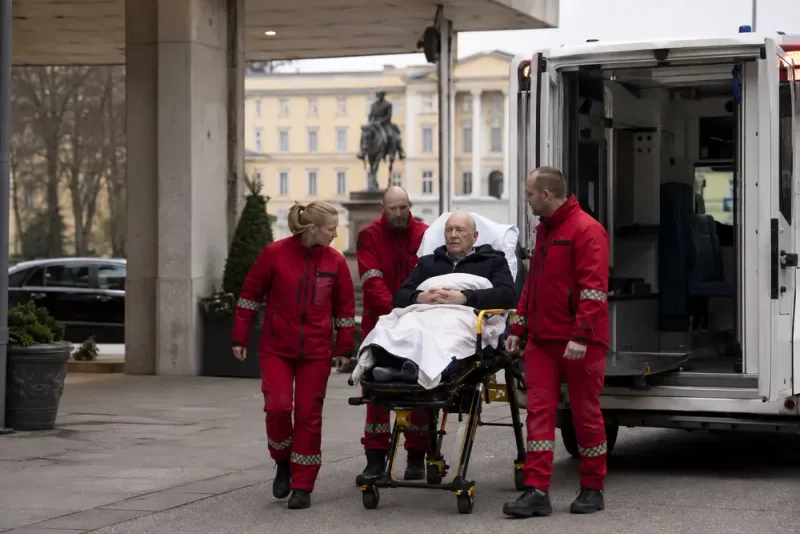 Kung Harald förd med ambulans till sjukhus
