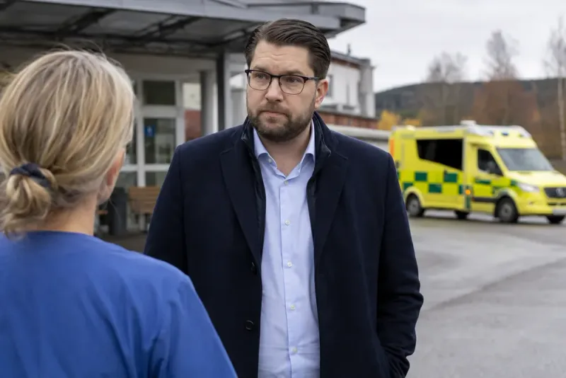 Jimmie Åkesson vill stoppa neddragningar på mindre sjukhus
