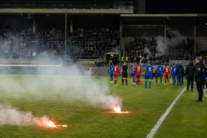 Stökigt i Norrlandsderbyt – kastade in pyroteknik