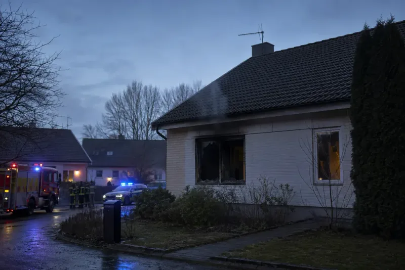 Brandfarlig vätska misstänks ha kastats in i villa