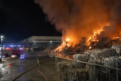 Kraftig brand på återvinningscentral i Rosersberg