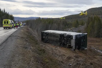Flera allvarligt skadade när buss välte på E6