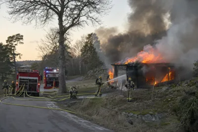Kraftig garagebrand bekämpas utanför Norrköping