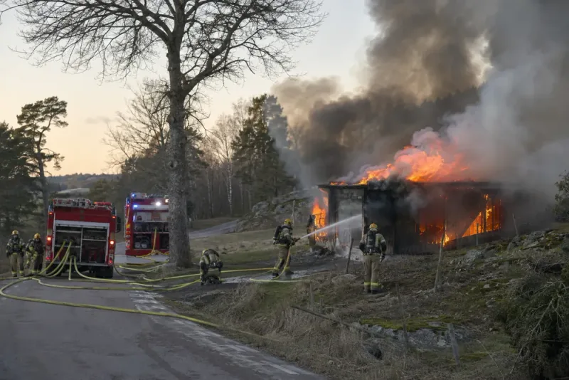 Kraftig garagebrand bekämpas utanför Norrköping