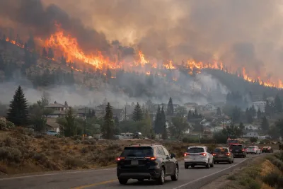 Snabbväxande brand tvingar över 20 000 att lämna hemmen