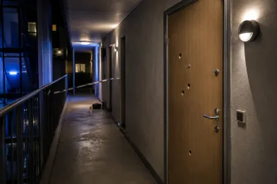 Skott genom lägenhetsdörr i Trångsund – mordförsök utreds