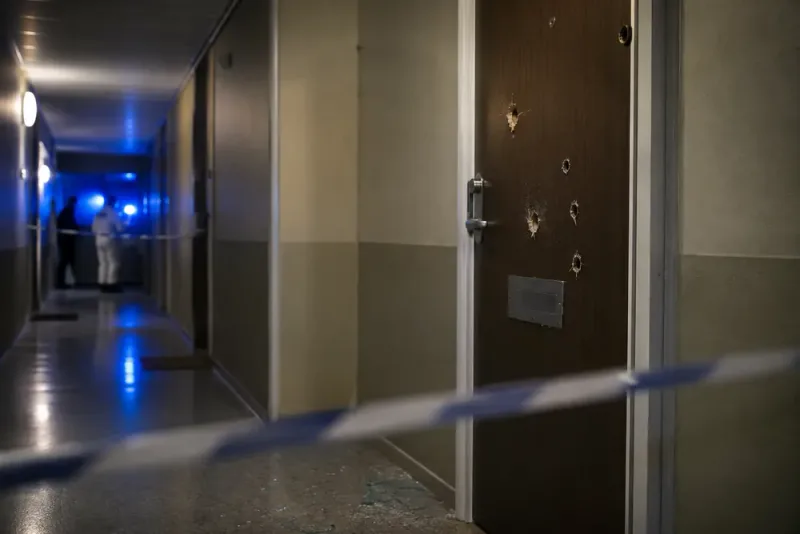 Skott genom lägenhetsdörr – polisen utreder mordförsök