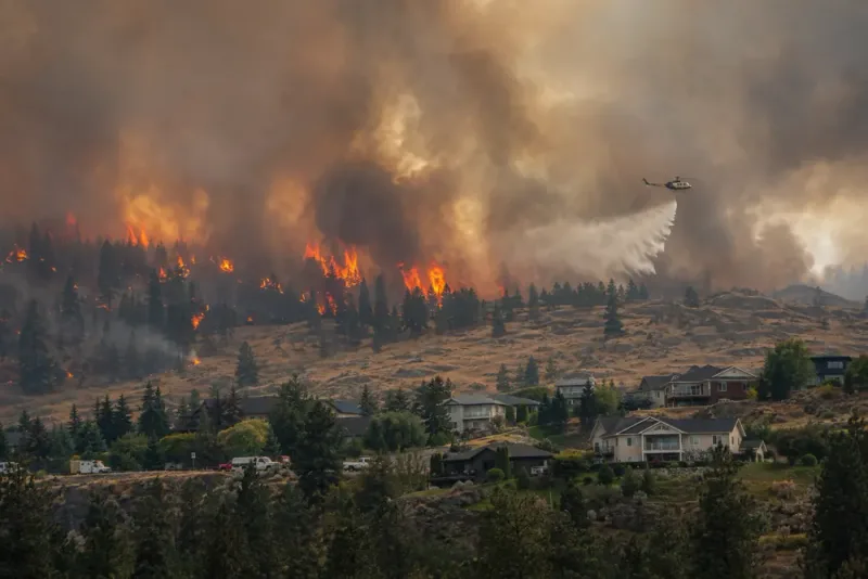 Över 20 000 evakueras när storbrand rasar i Kanada