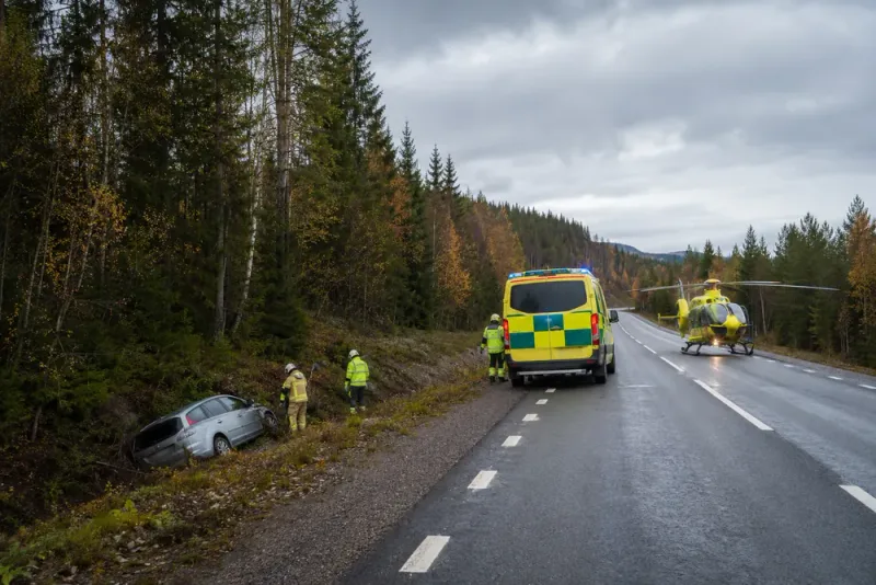 Personbil körde i diket söder om Bräcke