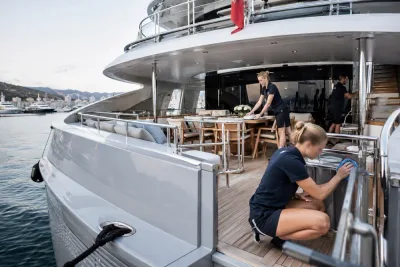 Svenskar berättar om extrema krav på lyxyachter