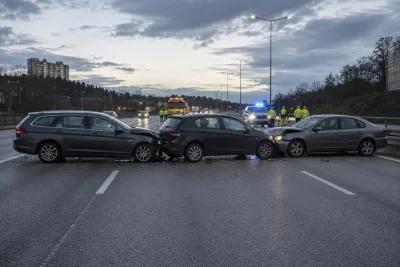 Tre bilar krockade på E4 – ingen skadad