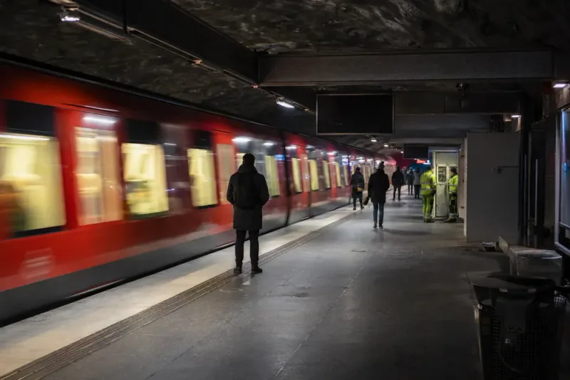 Brand stängde Alby – tunnelbanan passerar stationen