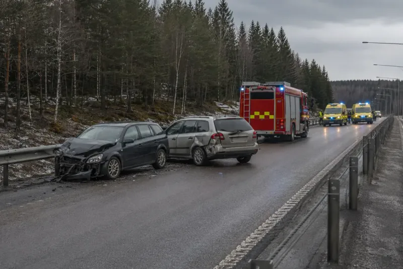 Tre personer inblandade i E4-krock