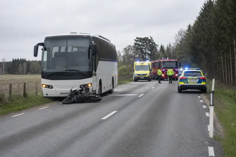 Motorcykel och buss i krock norr om Romelanda