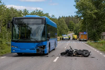 Motorcyklist omkom efter busskrock i Romelanda