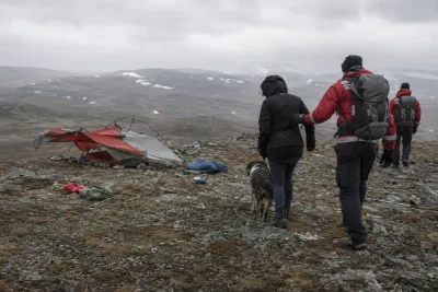 Kvinna räddades efter att tält blåst sönder