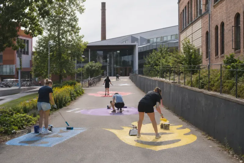 Studenternas märkesbacke målas inför terminsstarten