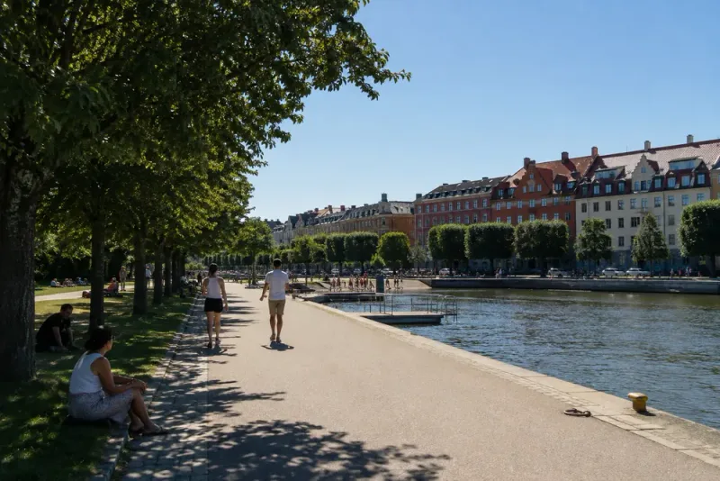 Nära 30 grader väntas när värmen når södra Sverige