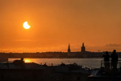 Solförmörkelsen täcker större delen av solen i Sverige