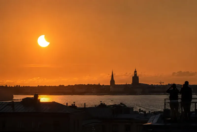 Solförmörkelsen täcker större delen av solen i Sverige