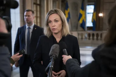 Andersson ger inget besked om V i regeringen