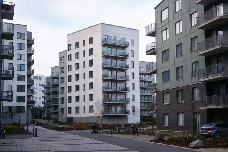 Höga hyror lämnar lägenheter tomma i Barkarbystaden