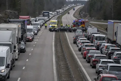 E4 stängdes helt efter kollision med tre fordon