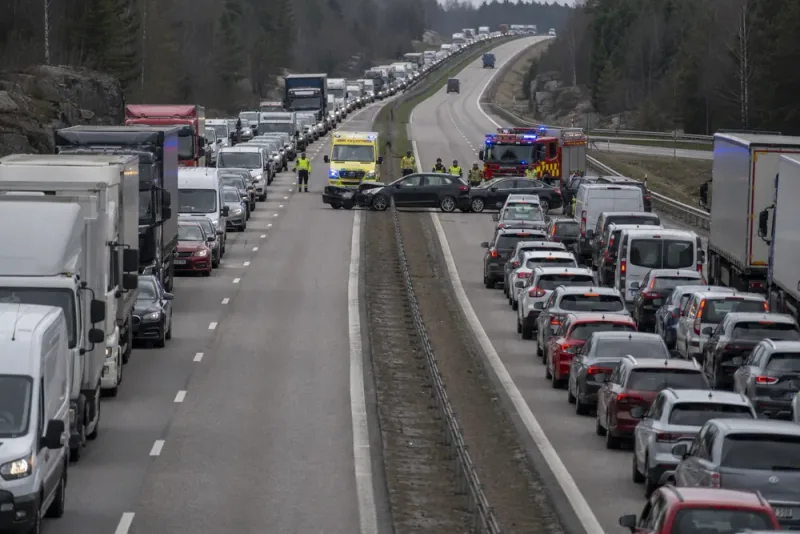 E4 stängdes helt efter kollision med tre fordon