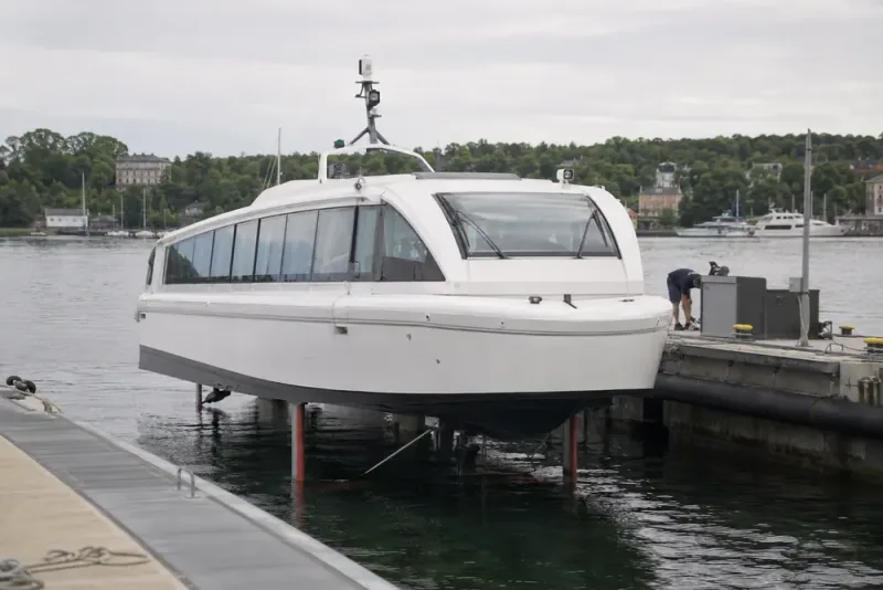 Styrfel stoppar elbåten Nova i Stockholms skärgård