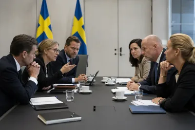 Centerpartiet hotar lämna regeringsförhandling om karensavdrag
