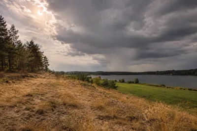 Högsommarvärme följs av regn och svalare väder