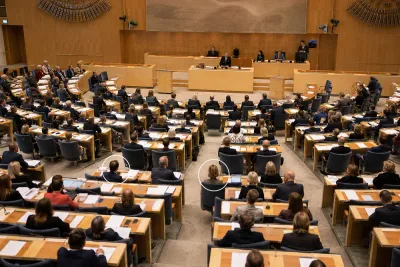 Två röster kan avgöra regeringens reformpaket