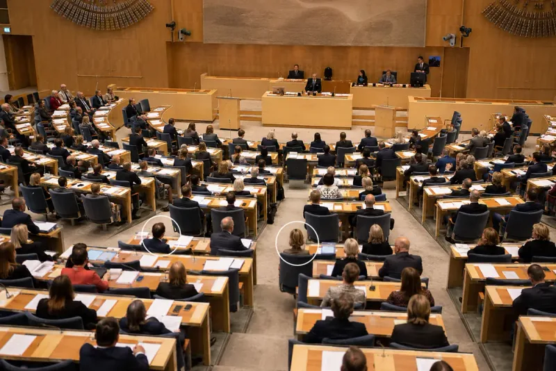 Två röster kan avgöra regeringens reformpaket