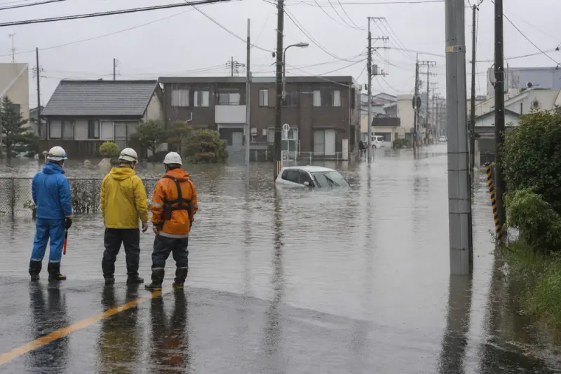Sex döda efter extrema skyfall i östra Japan