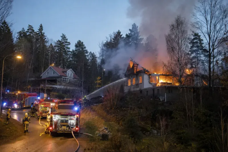 Villabrand i Vallentuna släcktes efter spridningsrisk