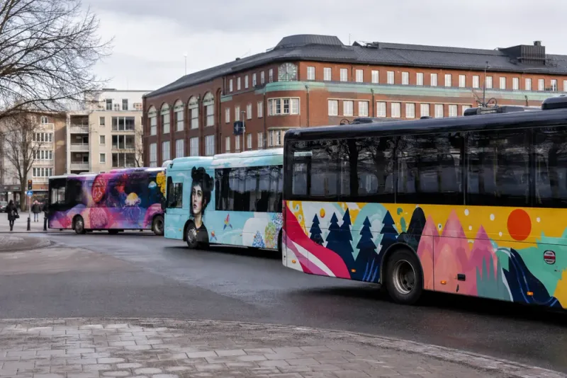 Unga konstnärers verk tar plats på Luleås bussar