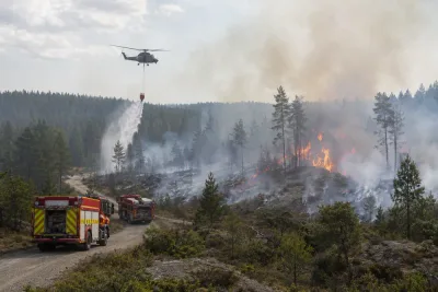 Omfattande skogsbrand i Boda – stor spridningsrisk